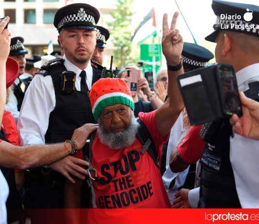 La policía británica detiene a 77 personas por apoyar a Palestine Action ante un tribunal de Londres Agentes de la Policía Metropolitana detienen a un activista durante la concentración convocada por Defend Our Juries frente al Tribunal de Magistrados de Westminster, en Londres, en apoyo a Palestine Action | Foto.- Defend Our Juries