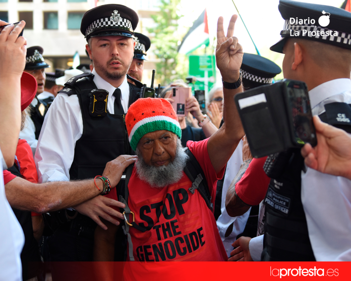 Agentes de la Policía Metropolitana detienen a un activista durante la concentración convocada por Defend Our Juries frente al Tribunal de Magistrados de Westminster, en Londres, en apoyo a Palestine Action | Foto.- Defend Our Juries Agentes de la Policía Metropolitana detienen a un activista durante la concentración convocada por Defend Our Juries frente al Tribunal de Magistrados de Westminster, en Londres, en apoyo a Palestine Action | Foto.- Defend Our Juries