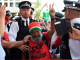 Agentes de la Policía Metropolitana detienen a un activista durante la concentración convocada por Defend Our Juries frente al Tribunal de Magistrados de Westminster, en Londres, en apoyo a Palestine Action | Foto.- Defend Our Juries