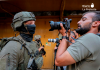 El ejército israelí agrede a periodistas y activistas mientras protege una incursión de colonos en Hebrón Imagen de archivo de periodistas frente a soldados en una calle estrecha de Hebrón | AFP/Mosab Shawer