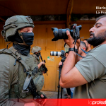 Imagen de archivo de periodistas frente a soldados en una calle estrecha de Hebrón | AFP/Mosab Shawer