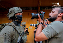 Imagen de archivo de periodistas frente a soldados en una calle estrecha de Hebrón | AFP/Mosab Shawer