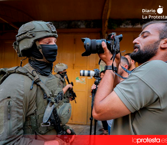 Imagen de archivo de periodistas frente a soldados en una calle estrecha de Hebrón | AFP/Mosab Shawer