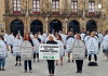 Rinden homenaje a la memoria de los toros muertos en la plaza de toros de Gijón Activistas portan lápidas con los nombres de toros muertos en la plaza de España durante el acto celebrado este mediodía en Gijón | Foto: @conmalaspulgas