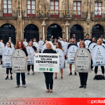 Activistas portan lápidas con los nombres de toros muertos en la plaza de España durante el acto celebrado este mediodía en Gijón | Foto: @conmalaspulgas