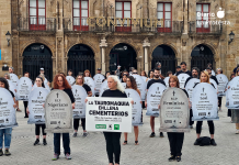 Rinden homenaje a la memoria de los toros muertos en la plaza de toros de Gijón Activistas portan lápidas con los nombres de toros muertos en la plaza de España durante el acto celebrado este mediodía en Gijón | Foto: @conmalaspulgas