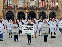 Activistas portan lápidas con los nombres de toros muertos en la plaza de España durante el acto celebrado este mediodía en Gijón | Foto: @conmalaspulgas