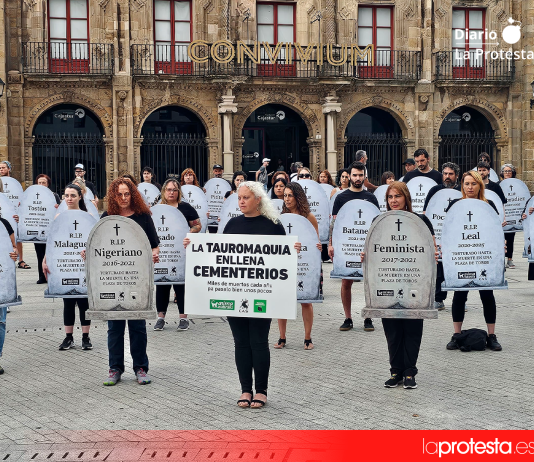 Rinden homenaje a la memoria de los toros muertos en la plaza de toros de Gijón Activistas portan lápidas con los nombres de toros muertos en la plaza de España durante el acto celebrado este mediodía en Gijón | Foto: @conmalaspulgas