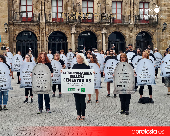 Activistas portan lápidas con los nombres de toros muertos en la plaza de España durante el acto celebrado este mediodía en Gijón | Foto: @conmalaspulgas Activistas portan lápidas con los nombres de toros muertos en la plaza de España durante el acto celebrado este mediodía en Gijón | Foto: @conmalaspulgas