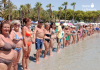 Participantes del Abrazo al Agua se suman en Los Narejos a la defensa del Mar Menor y de los ecosistemas acuáticos como bienes comunes | Foto.- Abrazo al Agua