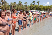 Participantes del Abrazo al Agua se suman en Los Narejos a la defensa del Mar Menor y de los ecosistemas acuáticos como bienes comunes | Foto.- Abrazo al Agua