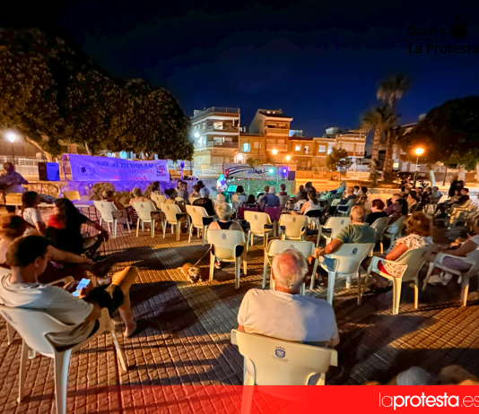 Más de un centenar de personas convierten Los Alcázares en un espacio de solidaridad con Cuba y los pueblos en lucha Más de un centenar de personas asistieron al homenaje a Silvio Rodríguez celebrado en la Plaza del Espejo de Los Alcázares, una velada que unió música, solidaridad e internacionalismo en apoyo a Cuba y otros pueblos en lucha