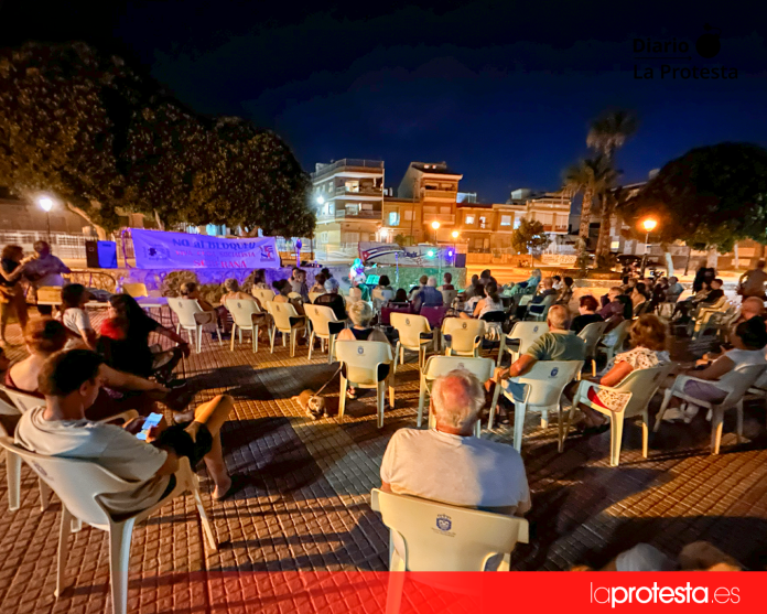 Más de un centenar de personas asistieron al homenaje a Silvio Rodríguez celebrado en la Plaza del Espejo de Los Alcázares, una velada que unió música, solidaridad e internacionalismo en apoyo a Cuba y otros pueblos en lucha Más de un centenar de personas asistieron al homenaje a Silvio Rodríguez celebrado en la Plaza del Espejo de Los Alcázares, una velada que unió música, solidaridad e internacionalismo en apoyo a Cuba y otros pueblos en lucha