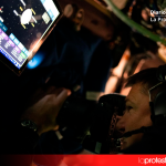 La nueva carrera espacial: contratos públicos, monopolios privados y la disputa por el control del espacio El astronauta de la Agencia Espacial Canadiense (CSA) Jeremy Hansen fotografía la superficie lunar desde la nave Orion durante el sobrevuelo de la misión Artemis II, el 6 de abril de 2026. La tripulación dedicó cerca de siete horas a captar imágenes y recopilar datos científicos para la NASA durante la aproximación a la Luna, alcanzando una distancia mínima de 6.545 kilómetros de la superficie lunar | Foto: NASA.