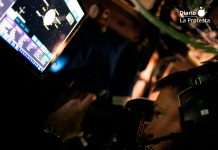 La nueva carrera espacial: contratos públicos, monopolios privados y la disputa por el control del espacio El astronauta de la Agencia Espacial Canadiense (CSA) Jeremy Hansen fotografía la superficie lunar desde la nave Orion durante el sobrevuelo de la misión Artemis II, el 6 de abril de 2026. La tripulación dedicó cerca de siete horas a captar imágenes y recopilar datos científicos para la NASA durante la aproximación a la Luna, alcanzando una distancia mínima de 6.545 kilómetros de la superficie lunar | Foto: NASA.