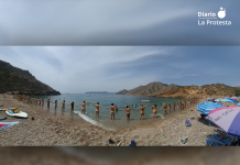El naturismo vuelve a movilizarse en Cala Morena en defensa de una playa sin barreras Participantes de la V Quedada Naturista durante el abrazo colectivo que cerró una jornada de convivencia, respeto y defensa del uso compartido del litoral | Cedida