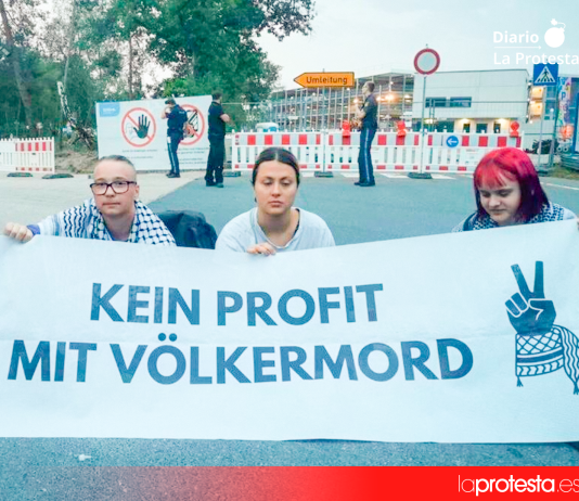 Personal de seguridad de Diehl se enfrenta físicamente a manifestantes que bloqueaban una fábrica de armas cerca de Núremberg Activistas protestan frente a la planta de Diehl en Röthenbach. © Peacefully Against Genocide