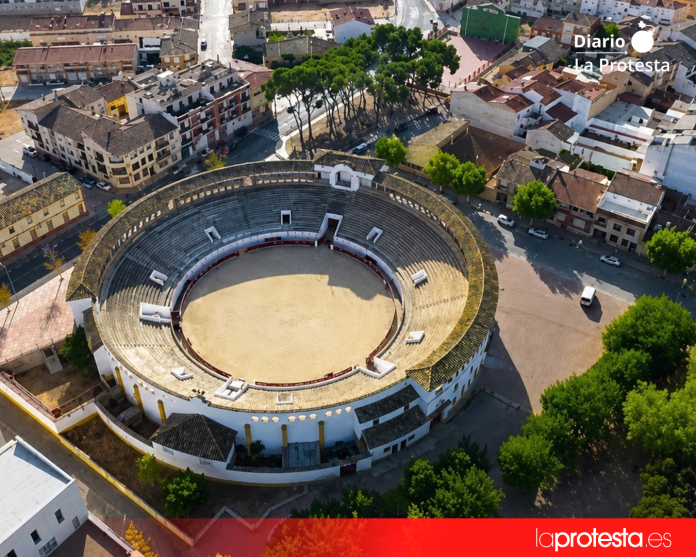 PSOE, PP y Vox unen sus votos para elevar a 23.000 euros la subvención a la plaza de toros de Casas Ibáñez Vista aérea de la plaza de toros de Casas Ibáñez. Foto: Ayuntamiento de Casas Ibáñez