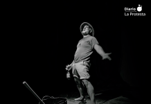Luis Martínez Arasa y Laura Mora protagonizan "¿Quién pudre el agua?", una propuesta teatral que combina crítica social, defensa del Mar Menor y accesibilidad en lengua de signos.