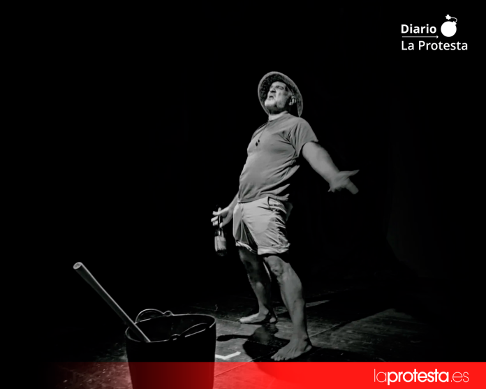 Luis Martínez Arasa y Laura Mora protagonizan "¿Quién pudre el agua?", una propuesta teatral que combina crítica social, defensa del Mar Menor y accesibilidad en lengua de signos.