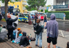Doce personas llegaron a pegar sus manos al suelo para mantener el bloqueo de la instalación. Bonn, 28 de agosto de 2026. Foto: WDR / Josef Kaiser.