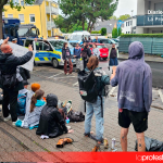 Doce personas llegaron a pegar sus manos al suelo para mantener el bloqueo de la instalación. Bonn, 28 de agosto de 2026. Foto: WDR / Josef Kaiser.