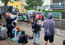 Doce personas llegaron a pegar sus manos al suelo para mantener el bloqueo de la instalación. Bonn, 28 de agosto de 2026. Foto: WDR / Josef Kaiser.