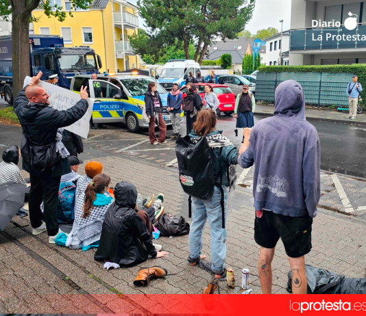 La policía alemana desaloja a manifestantes pegados a la entrada de Rheinmetall en Bonn en protesta por el negocio de las armas y Gaza Doce personas llegaron a pegar sus manos al suelo para mantener el bloqueo de la instalación. Bonn, 28 de agosto de 2026. Foto: WDR / Josef Kaiser.