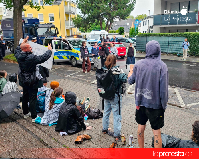 Doce personas llegaron a pegar sus manos al suelo para mantener el bloqueo de la instalación. Bonn, 28 de agosto de 2026. Foto: WDR / Josef Kaiser.