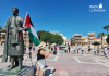 La plaza del Espejo acogió la concentración convocada por Mar Menor por Palestina, con pancartas y mensajes de solidaridad con el pueblo palestino | Foto.- Rocío Castillo (Mar Menor por Palestina)