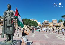 La plaza del Espejo acogió la concentración convocada por Mar Menor por Palestina, con pancartas y mensajes de solidaridad con el pueblo palestino | Foto.- Rocío Castillo (Mar Menor por Palestina)