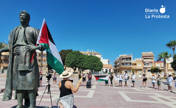 La plaza del Espejo acogió la concentración convocada por Mar Menor por Palestina, con pancartas y mensajes de solidaridad con el pueblo palestino | Foto.- Rocío Castillo (Mar Menor por Palestina)