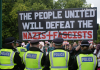 Activistas de Stand Up to Racism reciben a la extrema derecha de UKIP en Hyde Park durante la contramovilización antifascista celebrada este sábado en Londres.