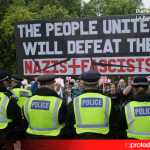 Activistas de Stand Up to Racism reciben a la extrema derecha de UKIP en Hyde Park durante la contramovilización antifascista celebrada este sábado en Londres.