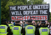 Activistas de Stand Up to Racism reciben a la extrema derecha de UKIP en Hyde Park durante la contramovilización antifascista celebrada este sábado en Londres.
