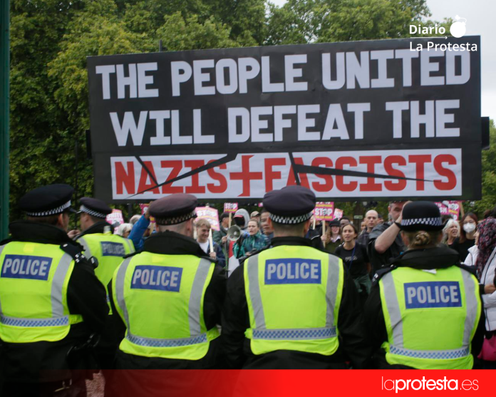 Activistas de Stand Up to Racism reciben a la extrema derecha de UKIP en Hyde Park durante la contramovilización antifascista celebrada este sábado en Londres. Activistas de Stand Up to Racism reciben a la extrema derecha de UKIP en Hyde Park durante la contramovilización antifascista celebrada este sábado en Londres.