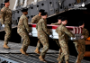 Soldados estadounidenses trasladan el féretro de un militar fallecido.