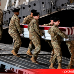 Soldados estadounidenses trasladan el féretro de un militar fallecido.