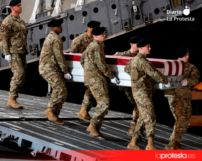 Soldados estadounidenses trasladan el féretro de un militar fallecido. Soldados estadounidenses trasladan el féretro de un militar fallecido.