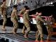 Soldados estadounidenses trasladan el féretro de un militar fallecido.