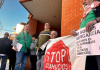 Imagen de archivo | Activistas por el derecho a la vivienda arropan a Antonia a las puertas de su vivienda en Alcantarilla. | Dominic D. Skerrett