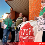 Imagen de archivo | Activistas por el derecho a la vivienda arropan a Antonia a las puertas de su vivienda en Alcantarilla. | Dominic D. Skerrett