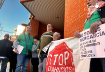 El movimiento por el derecho a la vivienda vuelve a llamar a la movilización para evitar el desahucio de Antonia y su familia este martes en Alcantarilla Imagen de archivo | Activistas por el derecho a la vivienda arropan a Antonia a las puertas de su vivienda en Alcantarilla. | Dominic D. Skerrett