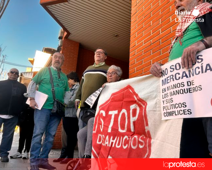 Imagen de archivo | Activistas por el derecho a la vivienda arropan a Antonia a las puertas de su vivienda en Alcantarilla. | Dominic D. Skerrett Imagen de archivo | Activistas por el derecho a la vivienda arropan a Antonia a las puertas de su vivienda en Alcantarilla. | Dominic D. Skerrett
