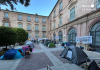 Activistas mantienen la acampada por el derecho a la vivienda esta mañana en la Glorieta de España de Murcia, a la espera de la aprobación del decreto Maricarmen por el Consejo de Ministros | Dominic D. Skerrett