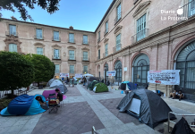 La acampada por la vivienda de Murcia mantiene la presión ante el Consejo de Ministros: «Si no se aprueba el decreto Maricarmen, vamos a seguir en la calle» Activistas mantienen la acampada por el derecho a la vivienda esta mañana en la Glorieta de España de Murcia, a la espera de la aprobación del decreto Maricarmen por el Consejo de Ministros | Dominic D. Skerrett
