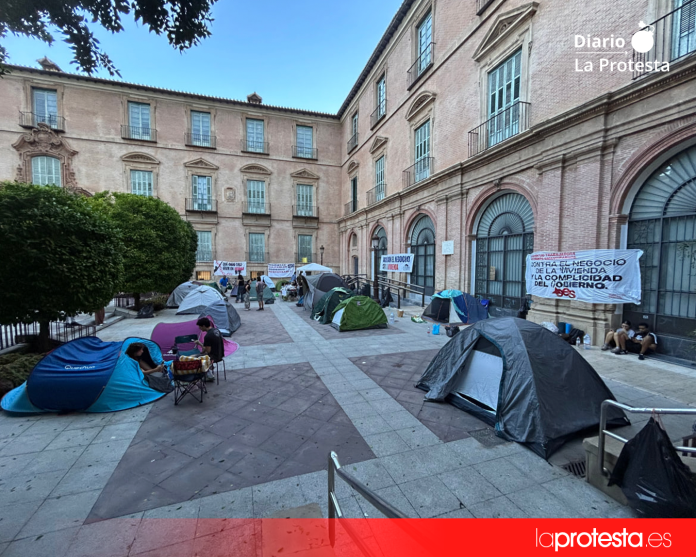 Activistas mantienen la acampada por el derecho a la vivienda esta mañana en la Glorieta de España de Murcia, a la espera de la aprobación del decreto Maricarmen por el Consejo de Ministros | Dominic D. Skerrett