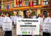 Participantes en la concentración sostuvieron las lápidas durante la acción celebrada este domingo frente al Ayuntamiento de Murcia | Foto.- Dominic D. Skerrett