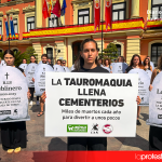 Participantes en la concentración sostuvieron las lápidas durante la acción celebrada este domingo frente al Ayuntamiento de Murcia | Foto.- Dominic D. Skerrett