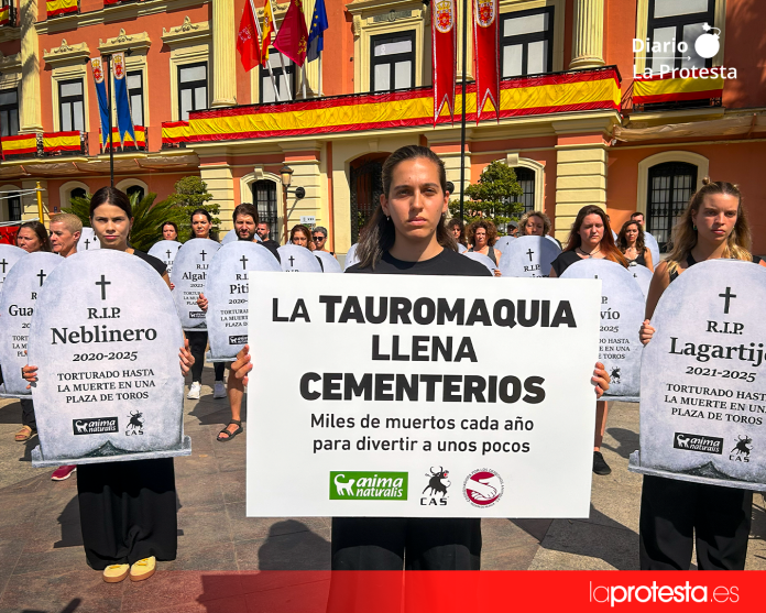 Participantes en la concentración sostuvieron las lápidas durante la acción celebrada este domingo frente al Ayuntamiento de Murcia | Foto.- Dominic D. Skerrett